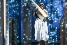 La comedienne Liliane Boucher dans une scene du spectacle Deja au debut.