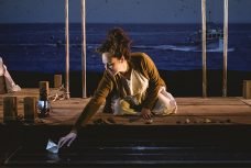 La comedienne Annabelle Pelletier Legros dans une scene du spectacle Depuis la greve.