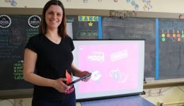 Manon Claveau offrant une formation dans une classe.