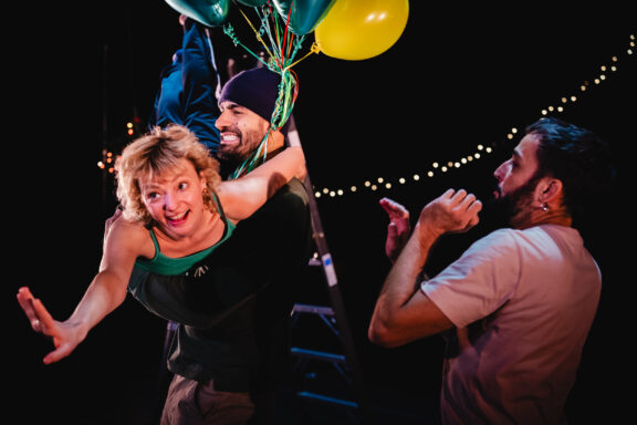 Image du spectacle Va falloir toujours toujours, par Petit Théâtre de Sherbrooke et de La [parenthèse] – Christophe Garcia, à l'affiche à la Maison Théâtre du 18 au 30 novembre
